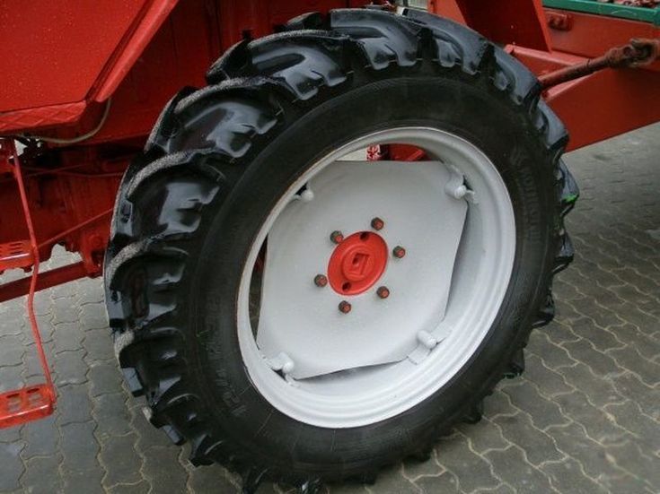 Задняя резина трактор т 25. Трактор т30 размер шин. Шина 11.2 r 28 т 25. Шины трактора т 30. Колеса на т-30.