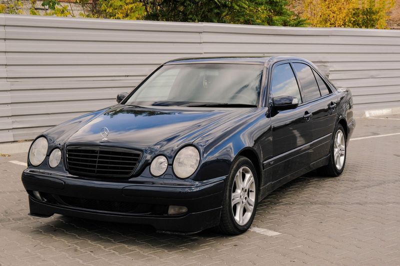 Продам Mercedes-Benz E-Класс E 200 5G-Tronic (136 л.с.), 2000